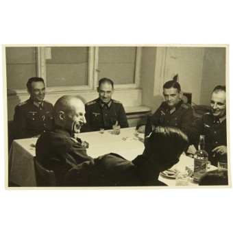 Oficiales alemanes en el resto del oficial en el casino. Espenlaub militaria